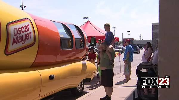 Video: Oscar Mayer Wienermobile stops in Sapulpa on July 2