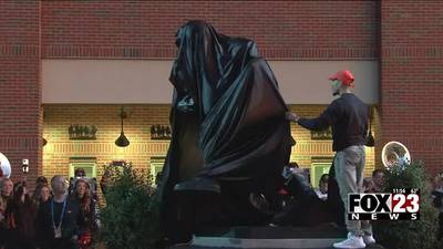 Barry Sanders gets statue outside Boone Pickens Stadium