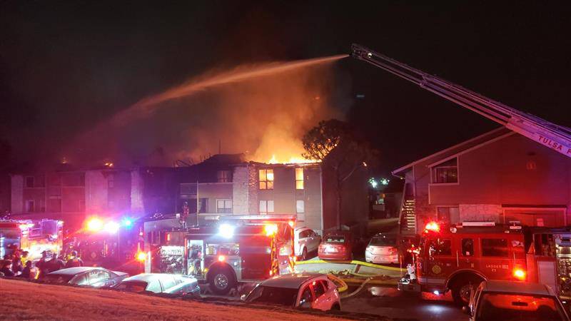 Firefighters battle fire at Tulsa apartment complex overnight
