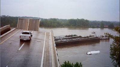 Webber Falls bridge collapse on May 26 2002.