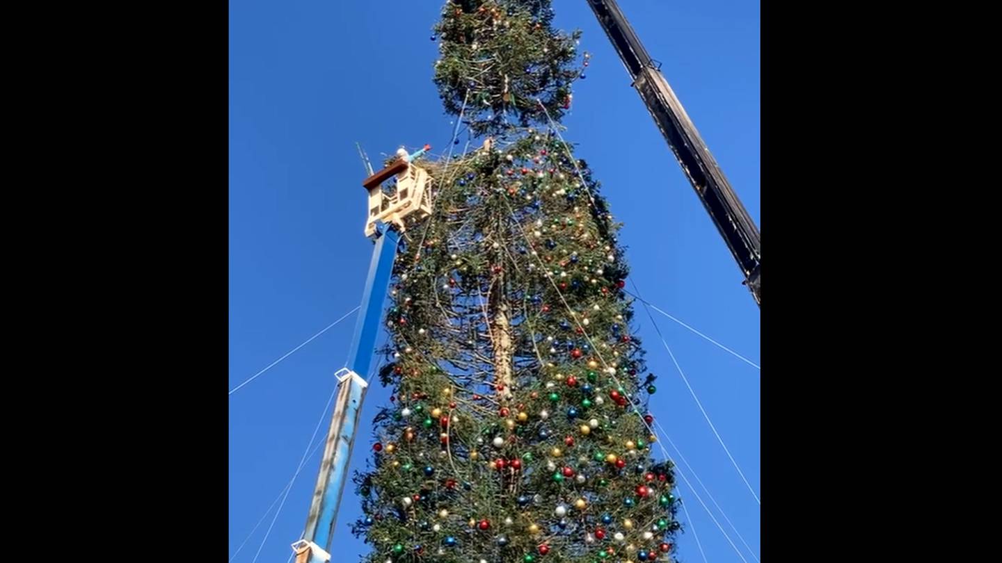 Top portion of world’s tallest Christmas tree reattached in Enid after